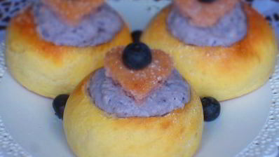 мини-бриоши с творожно-черничным кремом
