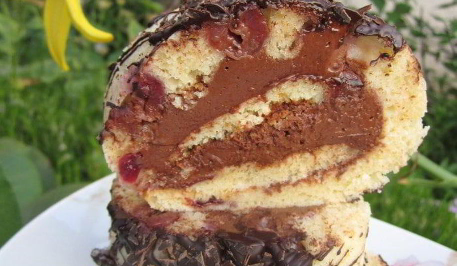 Рецепт рулета с черешней и шоколадным кремом