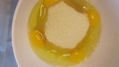 рулет с черешней и шоколадным кремом