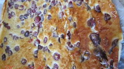 рулет с черешней и шоколадным кремом