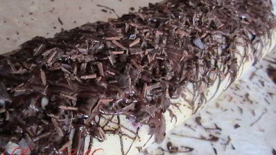 рулет с черешней и шоколадным кремом