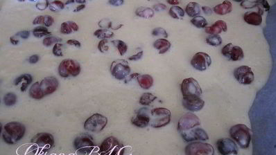 рулет с черешней и шоколадным кремом