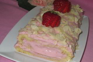 Рулет с творожно-клубничным кремом