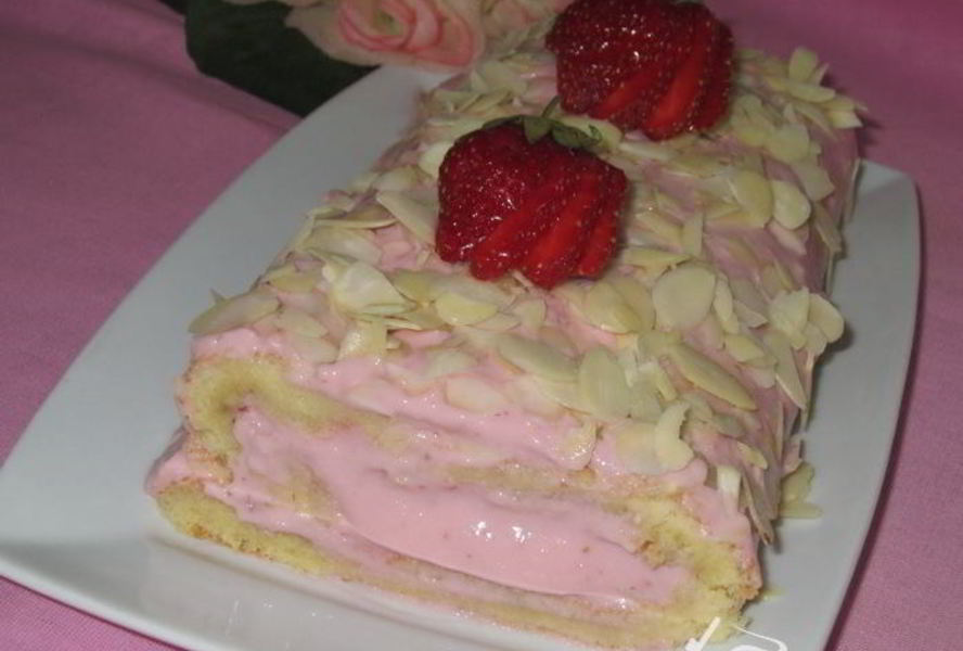 Рулет с творожно-клубничным кремом