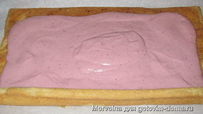 рулет с творожно-клубничным кремом