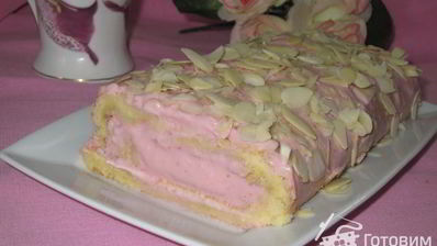 рулет с творожно-клубничным кремом