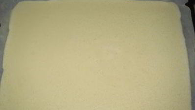 рулет с творожно-клубничным кремом