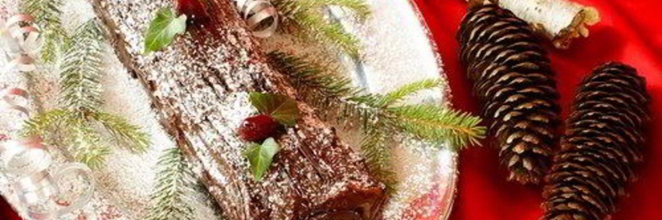 Шоколадное полено с кремом из каштанов и ягодами