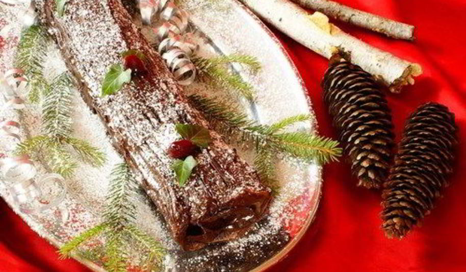 Рецепт шоколадного полена с кремом из каштанов и ягодами