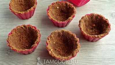 шоколадные корзинки с кремом и фруктами