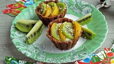 шоколадные корзинки с кремом и фруктами