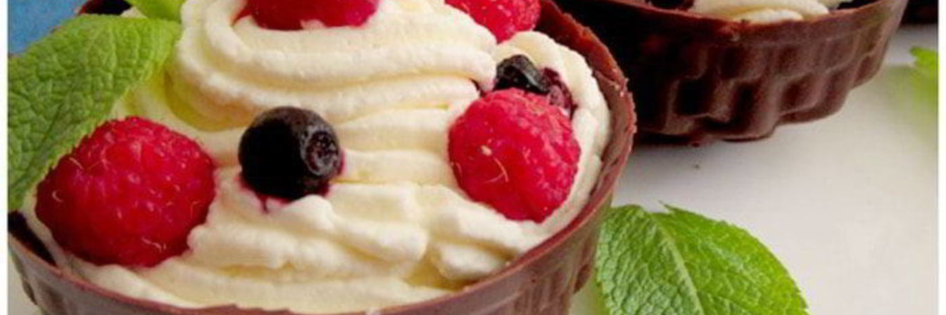 Шоколадные корзинки с ягодами и сливочным кремом