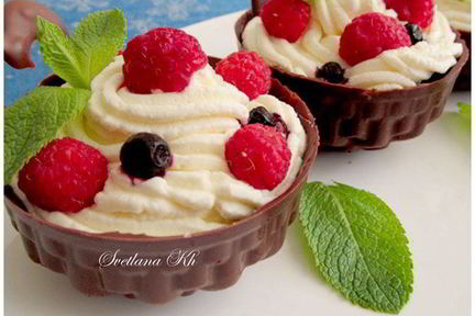 Шоколадные корзинки с ягодами и сливочным кремом