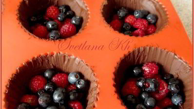 шоколадные корзинки с ягодами и сливочным кремом