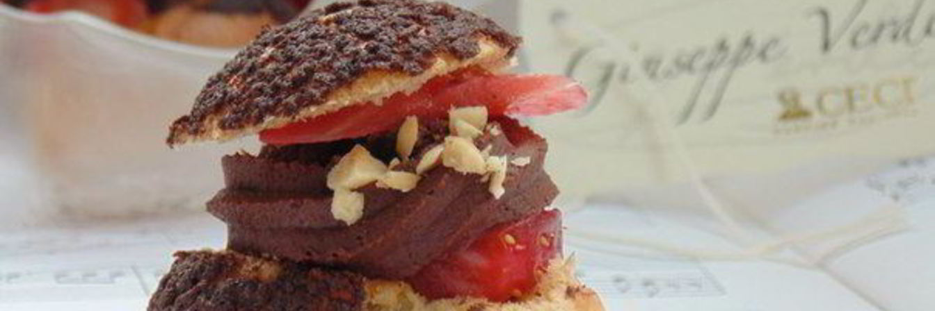 Шу с кракелином, шоколадным кремом и клубникой