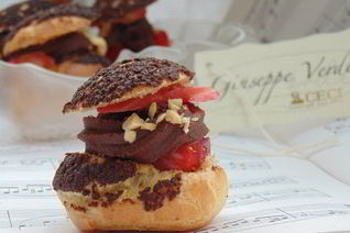 Шу с кракелином, шоколадным кремом и клубникой