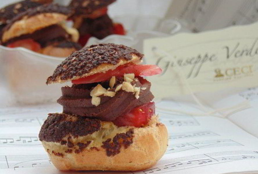 Шу с кракелином, шоколадным кремом и клубникой