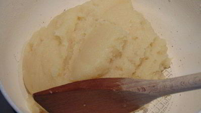 шу с кракелином, шоколадным кремом и клубникой