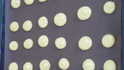 шу с кракелином, шоколадным кремом и клубникой