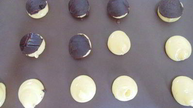 шу с кракелином, шоколадным кремом и клубникой