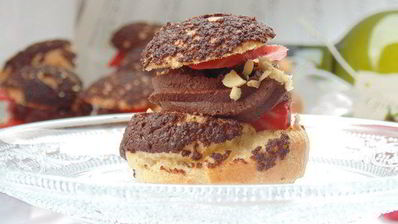 шу с кракелином, шоколадным кремом и клубникой