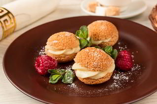 Шу с заварным и малиновым кремом