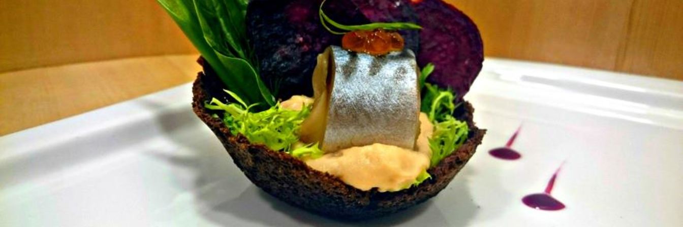 Скумбрия слабосоленая с кремом из копченого кижуча и свекольными чипсами