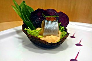 Скумбрия слабосоленая с кремом из копченого кижуча и свекольными чипсами