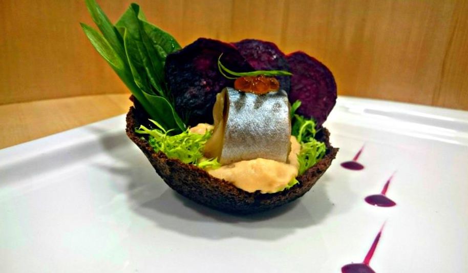 Рецепт скумбрии слабосоленой с кремом из копченого кижуча и свекольными чипсами