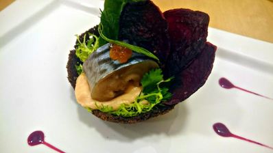 скумбрия слабосоленая с кремом из копченого кижуча и свекольными чипсами