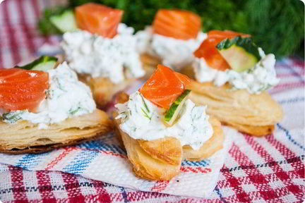 Слоеные сердечки с сырным кремом и форелью