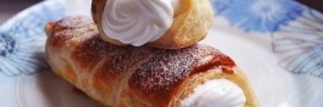 Трубочки из готового слоеного теста с кремом