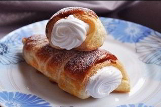 Трубочки из готового слоеного теста с кремом