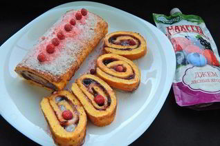 Тыквенный рулет с джемом и кремом