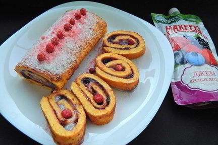 Тыквенный рулет с джемом и кремом