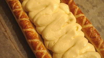 винные груши с кремом муслин на слоеном тесте