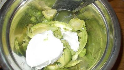 яички барашка на творожном креме из авокадо