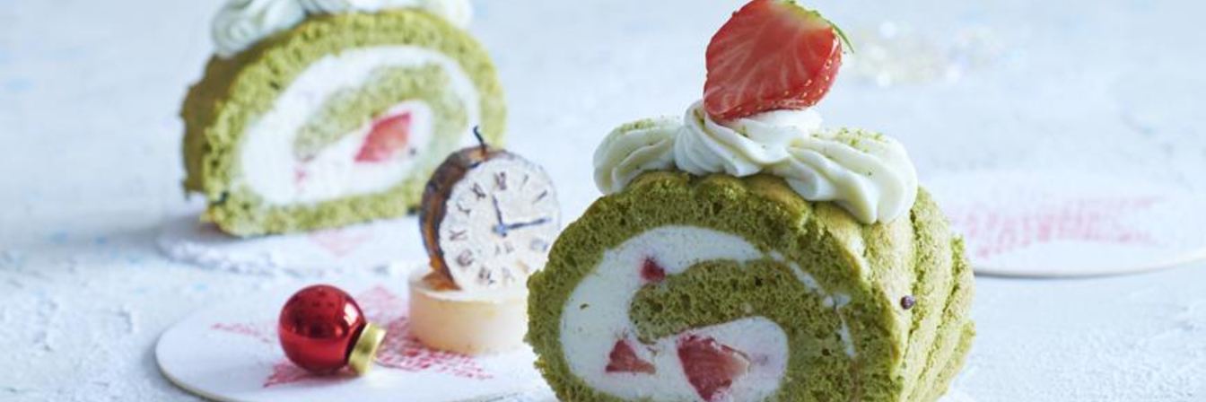 Зеленый рулет с творожно-сырным кремом и клубникой