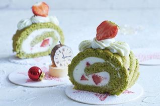 Зеленый рулет с творожно-сырным кремом и клубникой