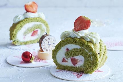 Зеленый рулет с творожно-сырным кремом и клубникой