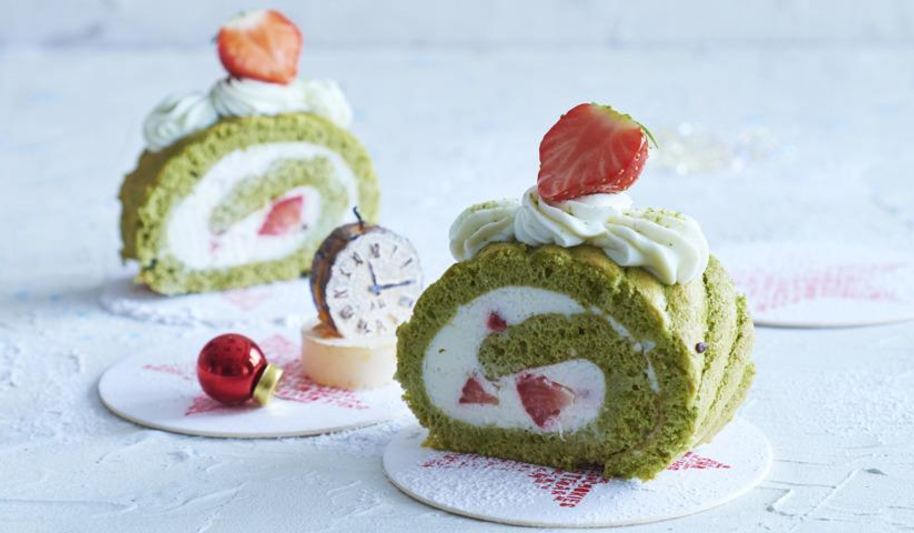 Рецепт зеленого рулета с творожно-сырным кремом и клубникой