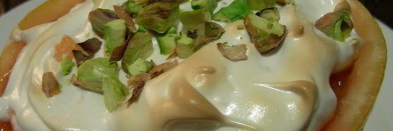 Легкий десерт из грейпфрута с меренгой и фисташками