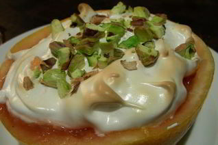 Легкий десерт из грейпфрута с меренгой и фисташками