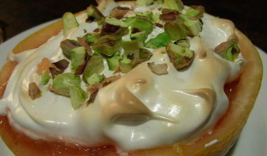 Рецепт легкого десерта из грейпфрута с меренгой и фисташками