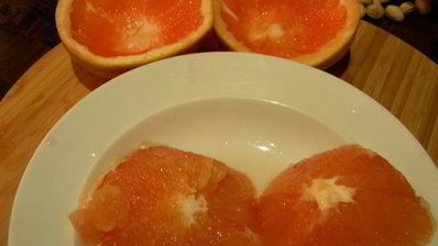 легкий десерт из грейпфрута с меренгой и фисташками