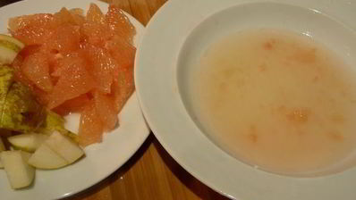 легкий десерт из грейпфрута с меренгой и фисташками