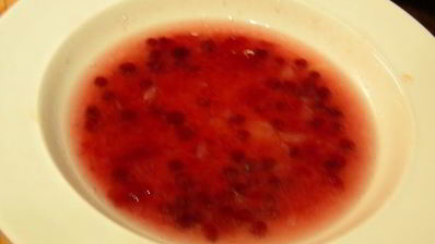 легкий десерт из грейпфрута с меренгой и фисташками