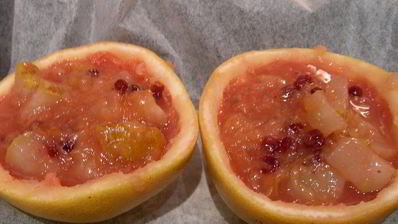 легкий десерт из грейпфрута с меренгой и фисташками