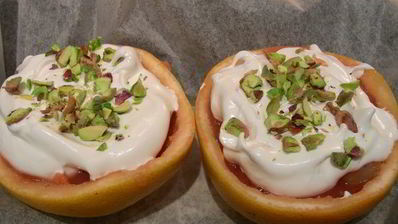 легкий десерт из грейпфрута с меренгой и фисташками