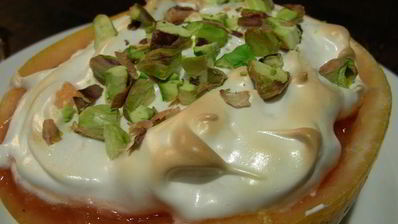 легкий десерт из грейпфрута с меренгой и фисташками